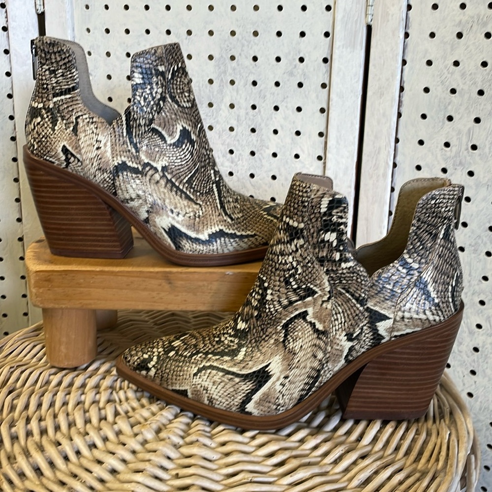 Vince Camuto leather